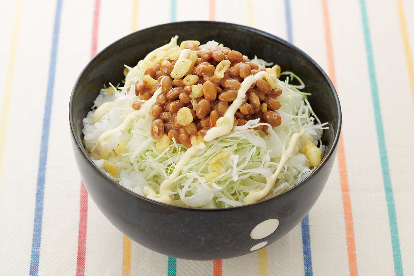納豆と千切りキャベツの天かす丼