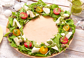 お豆腐のカプレーゼ風リースサラダ